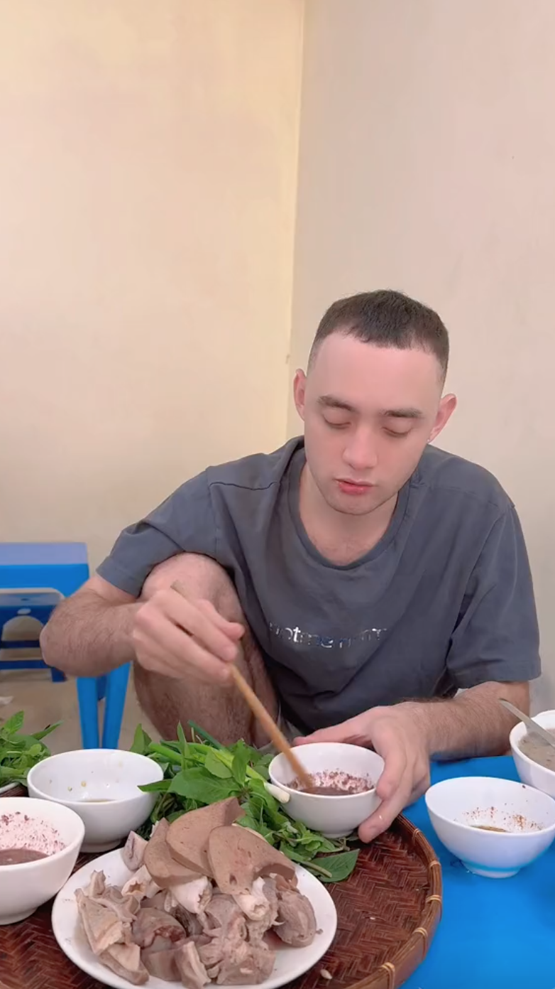 Cháo lòng nằm trong danh sách "tệ nhất" nhưng ra mà xem các vị khách Tây "mê" món ăn này thế nào! - Ảnh 3