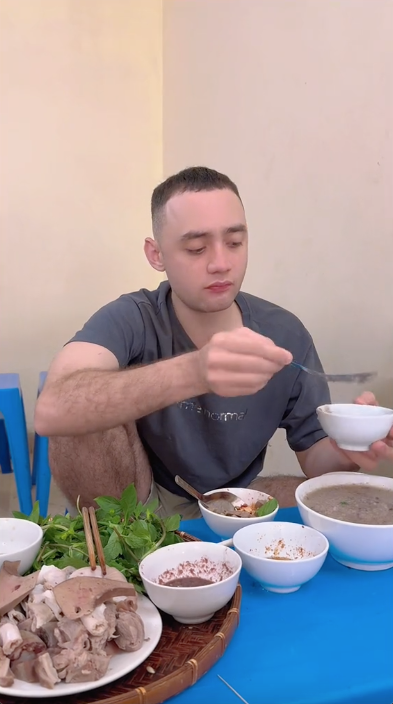 Cháo lòng nằm trong danh sách "tệ nhất" nhưng ra mà xem các vị khách Tây "mê" món ăn này thế nào! - Ảnh 4