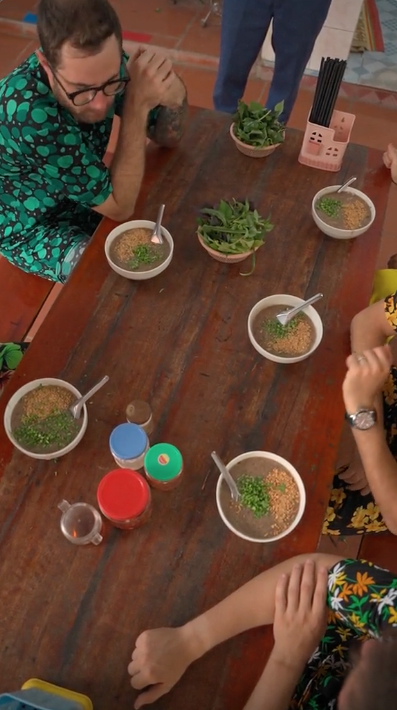 Cháo lòng nằm trong danh sách "tệ nhất" nhưng ra mà xem các vị khách Tây "mê" món ăn này thế nào! - Ảnh 5
