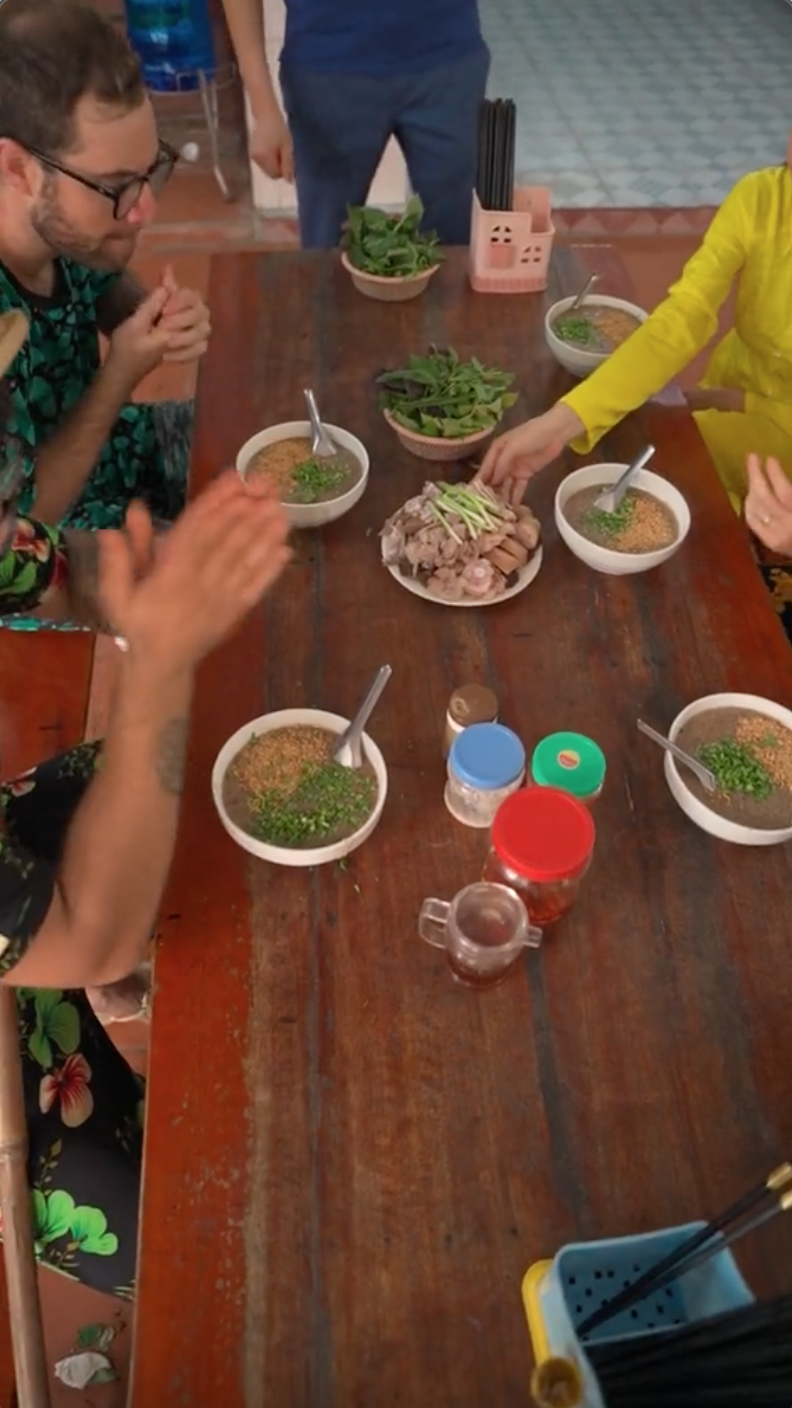 Cháo lòng nằm trong danh sách "tệ nhất" nhưng ra mà xem các vị khách Tây "mê" món ăn này thế nào! - Ảnh 6