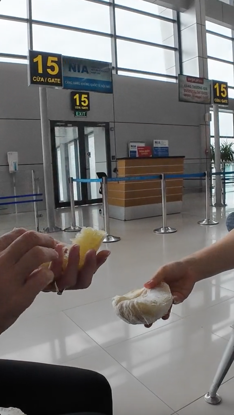 Du khách Tây rối rít cảm ơn khi được người Việt tặng trái cây, bất ngờ khi thử ăn bưởi Việt Nam - Ảnh 2