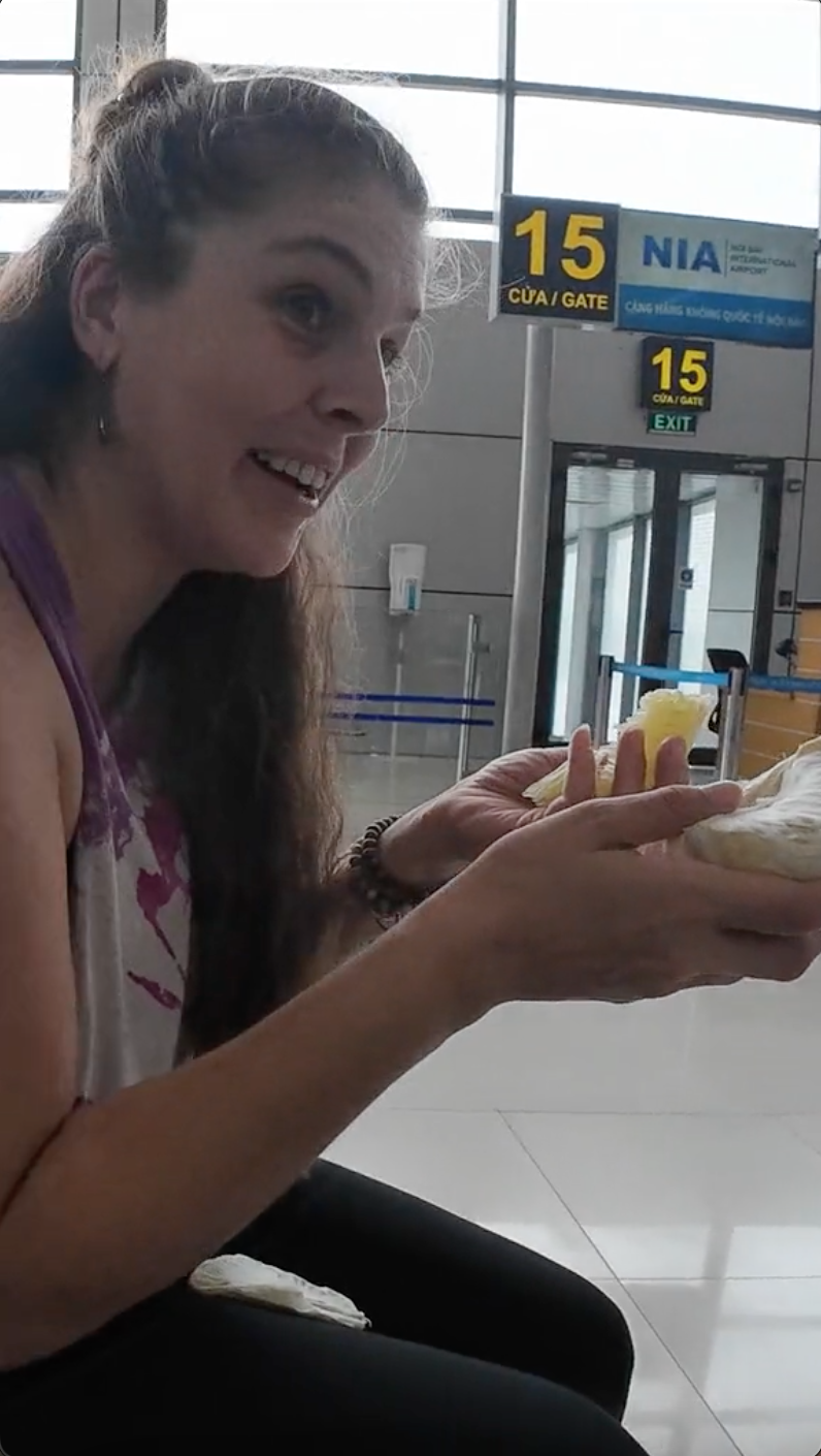 Du khách Tây rối rít cảm ơn khi được người Việt tặng trái cây, bất ngờ khi thử ăn bưởi Việt Nam - Ảnh 3