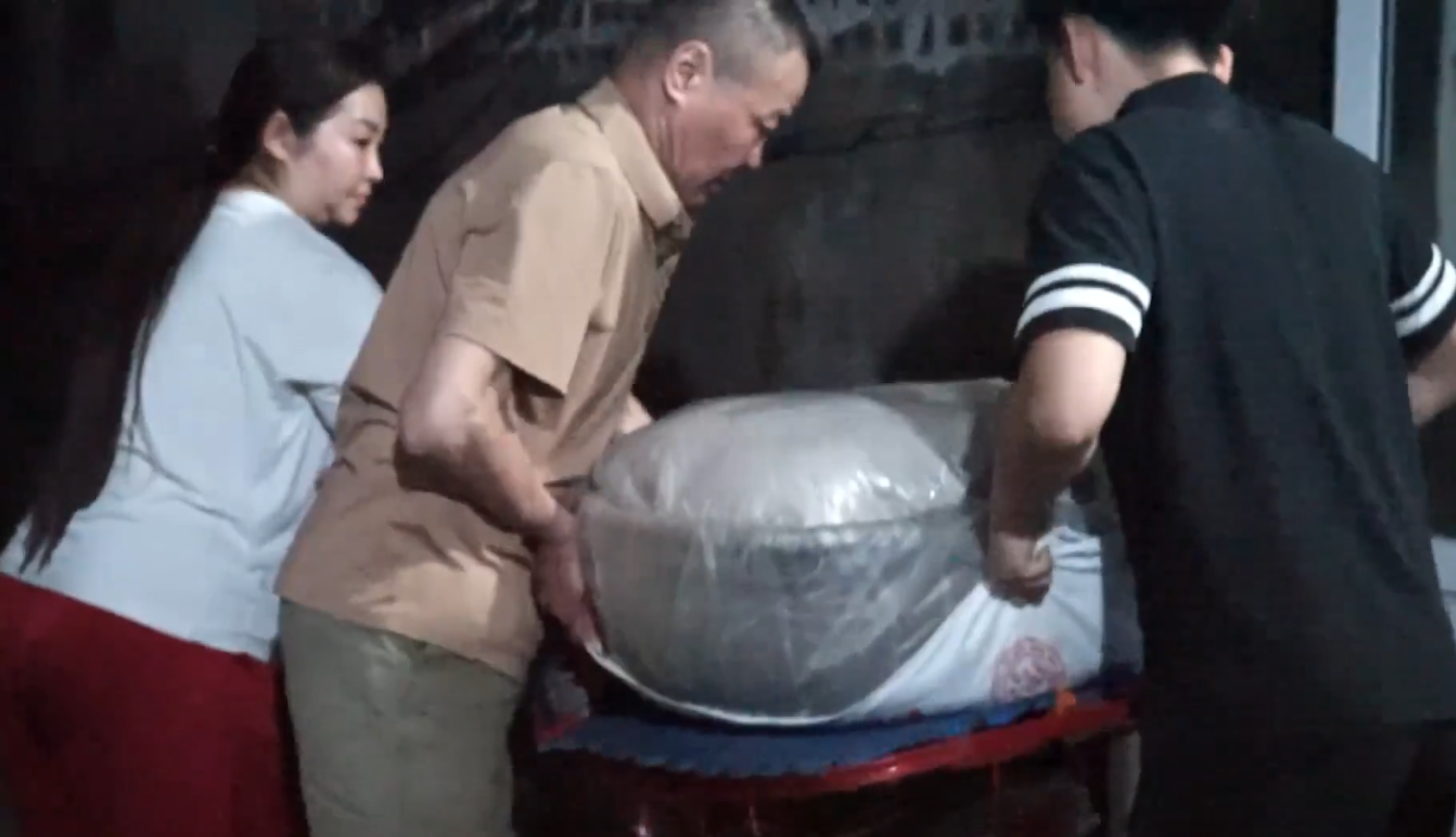 Đằng sau câu chuyện "cả làng Phú Thượng mua ô tô tiền tỷ để đi bán xôi" - Ảnh 4