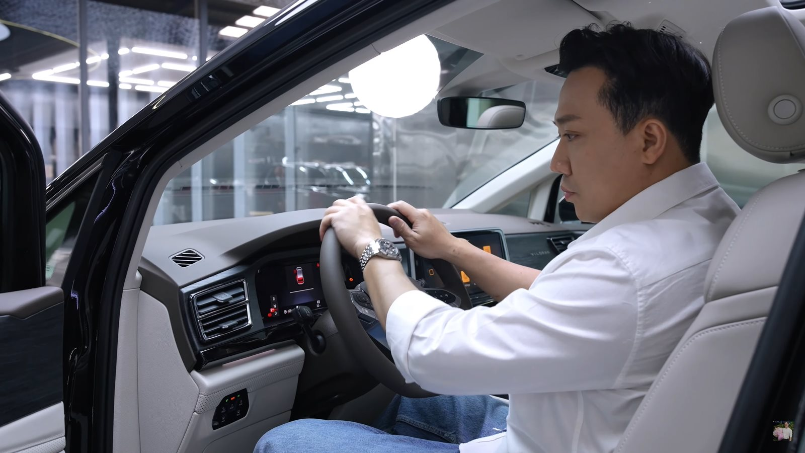 'Mai' thu 500 tỷ, Trấn Thành lập tức đổ tiền tậu xế sang cùng gói độ khủng: ghế thương gia, sàn gỗ du thuyền đẳng cấp "chủ tịch" - Ảnh 1