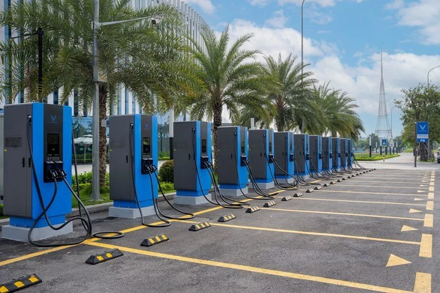 VinFast điều chỉnh giá sạc xe điện - Ảnh 1