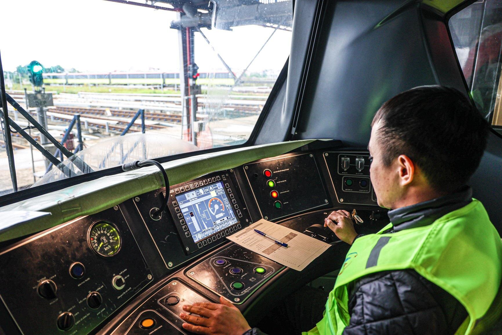 Bên trong tàu metro Nhổn - ga Hà Nội trước ngày đón khách - Ảnh 11