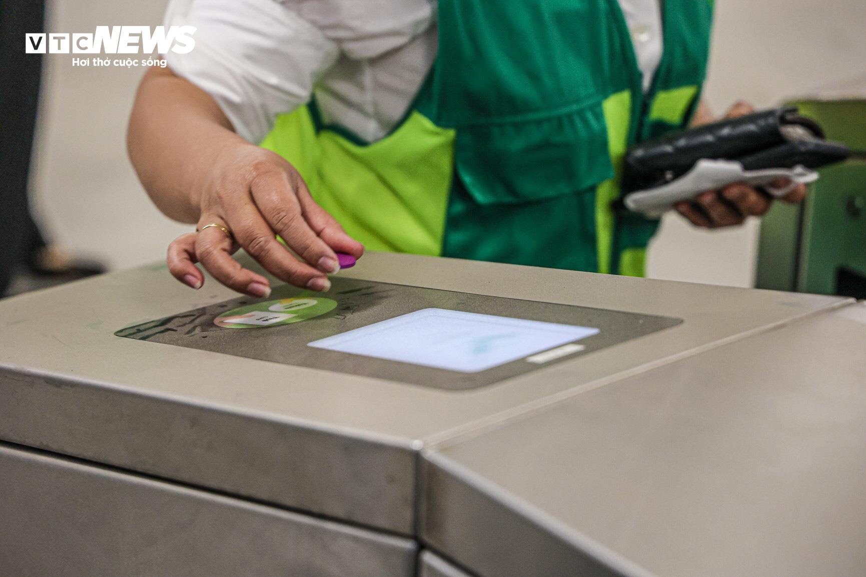 Bên trong tàu metro Nhổn - ga Hà Nội trước ngày đón khách - Ảnh 6