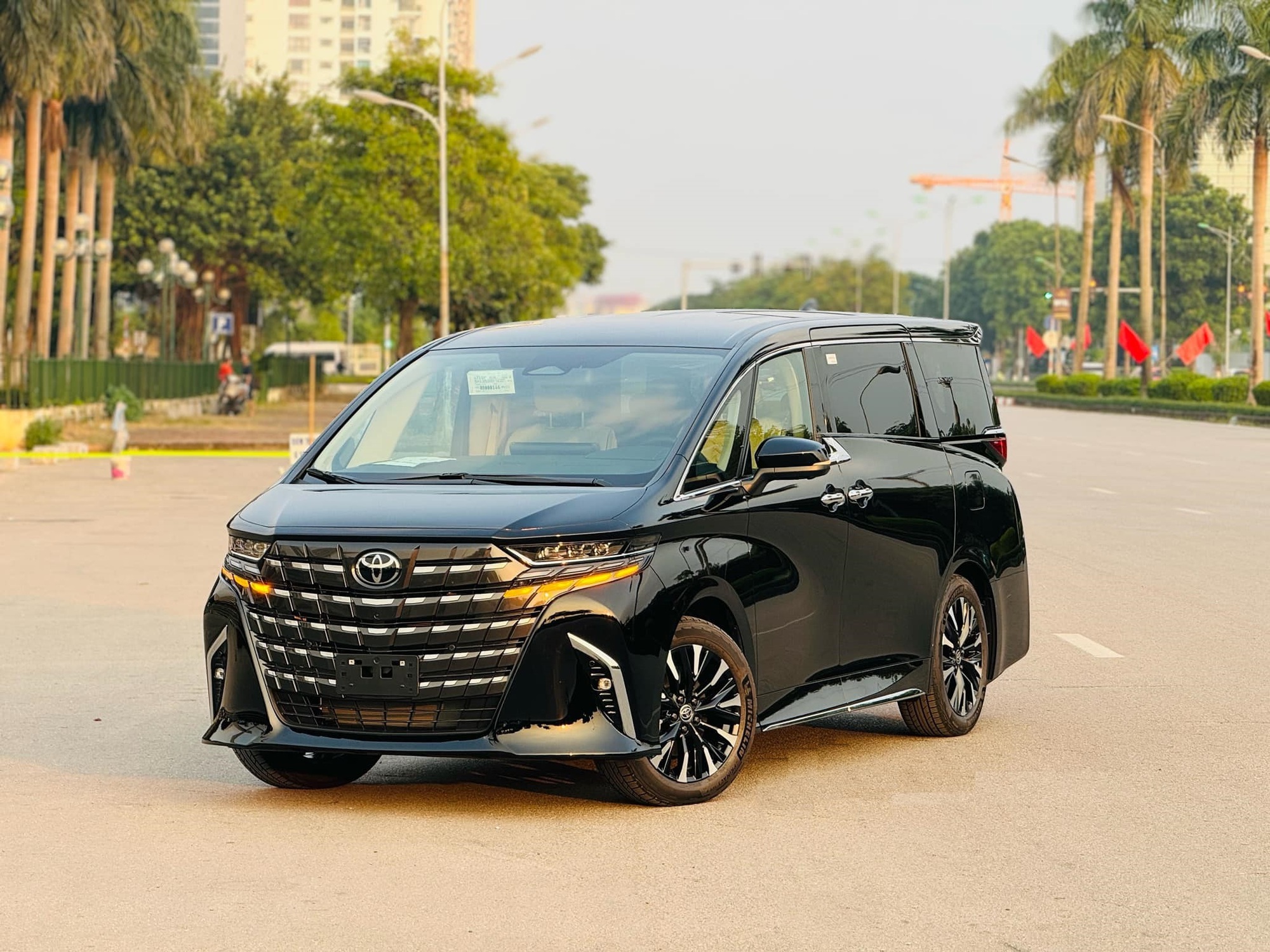 Toyota Alphard thêm bản tiêu chuẩn mới giá rẻ hơn kèm bản cao cấp rộng rãi như khoang hạng nhất - Ảnh 1