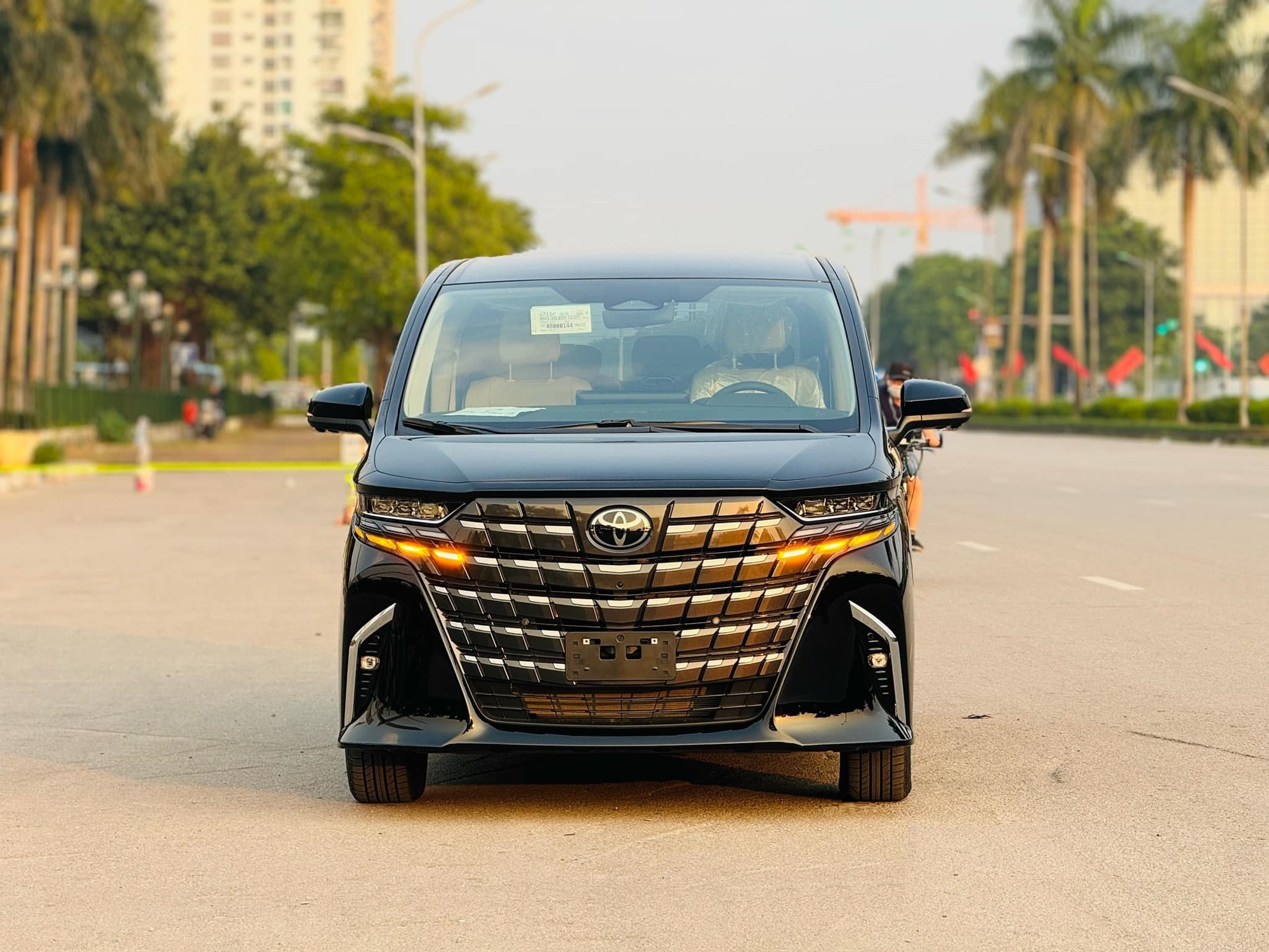 Toyota Alphard thêm bản tiêu chuẩn mới giá rẻ hơn kèm bản cao cấp rộng rãi như khoang hạng nhất - Ảnh 2