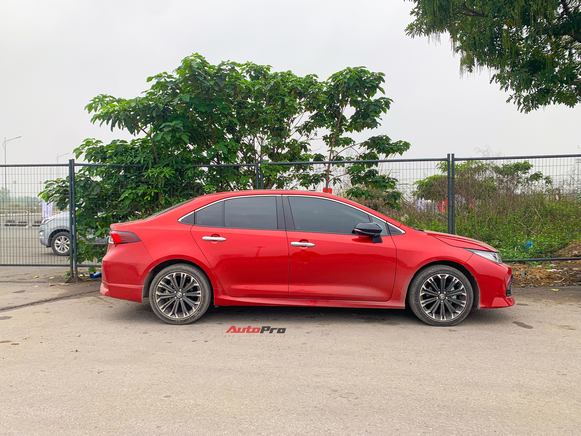 Toyota Corolla Altis GR Sport đầu tiên xuất hiện tại Việt Nam: Ngoại hình hầm hố khác hẳn phong cách ‘doanh nhân’, đấu Civic RS - Ảnh 2