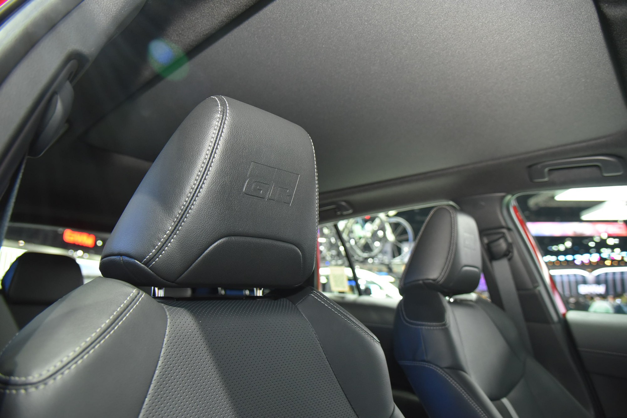 Ảnh thực tế Toyota Corolla Cross 2024: Thiết kế kiểu xe điện, thêm nhiều tiện nghi hiện đại, sắp về Việt Nam làm khó CX-30 - Ảnh 15