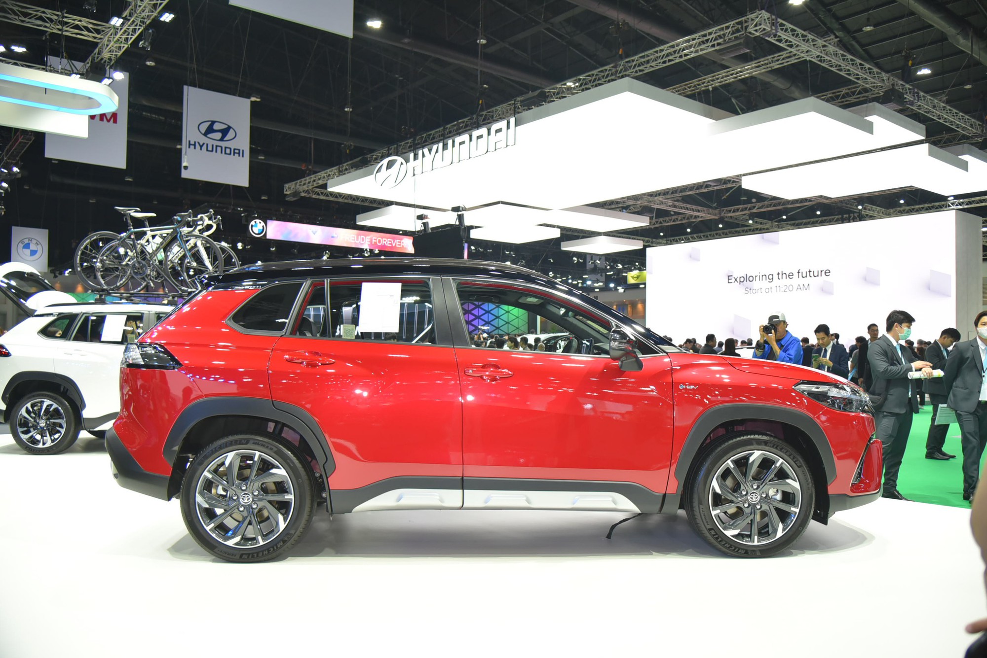 Ảnh thực tế Toyota Corolla Cross 2024: Thiết kế kiểu xe điện, thêm nhiều tiện nghi hiện đại, sắp về Việt Nam làm khó CX-30 - Ảnh 7