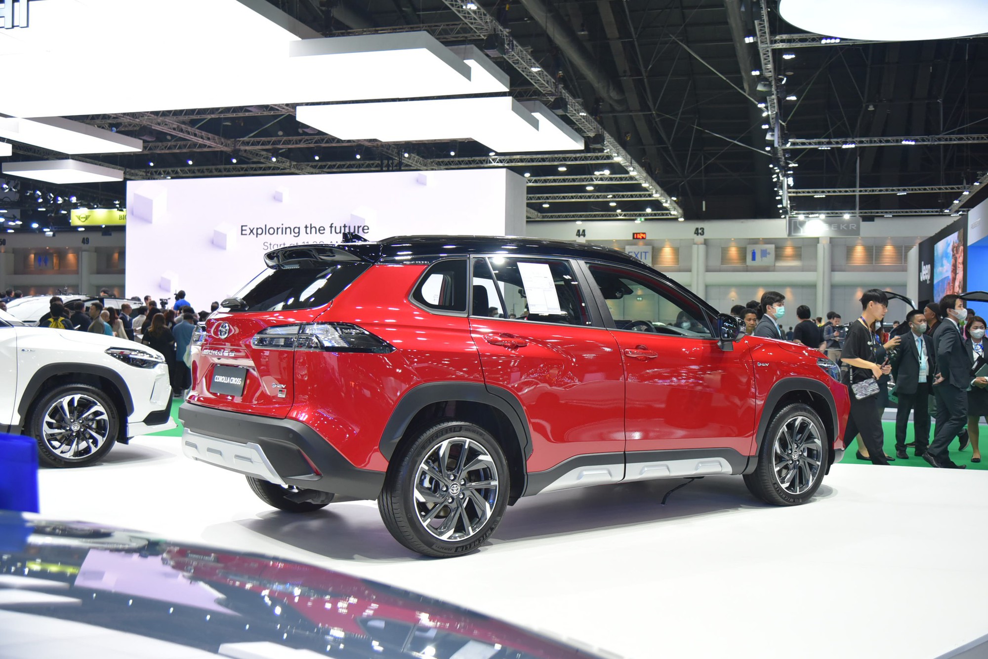 Ảnh thực tế Toyota Corolla Cross 2024: Thiết kế kiểu xe điện, thêm nhiều tiện nghi hiện đại, sắp về Việt Nam làm khó CX-30 - Ảnh 9