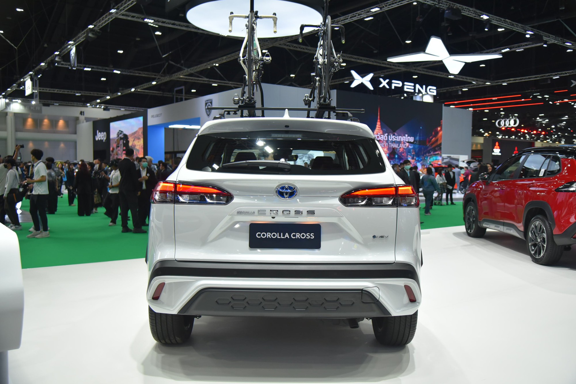 Ảnh thực tế Toyota Corolla Cross 2024: Thiết kế kiểu xe điện, thêm nhiều tiện nghi hiện đại, sắp về Việt Nam làm khó CX-30 - Ảnh 5