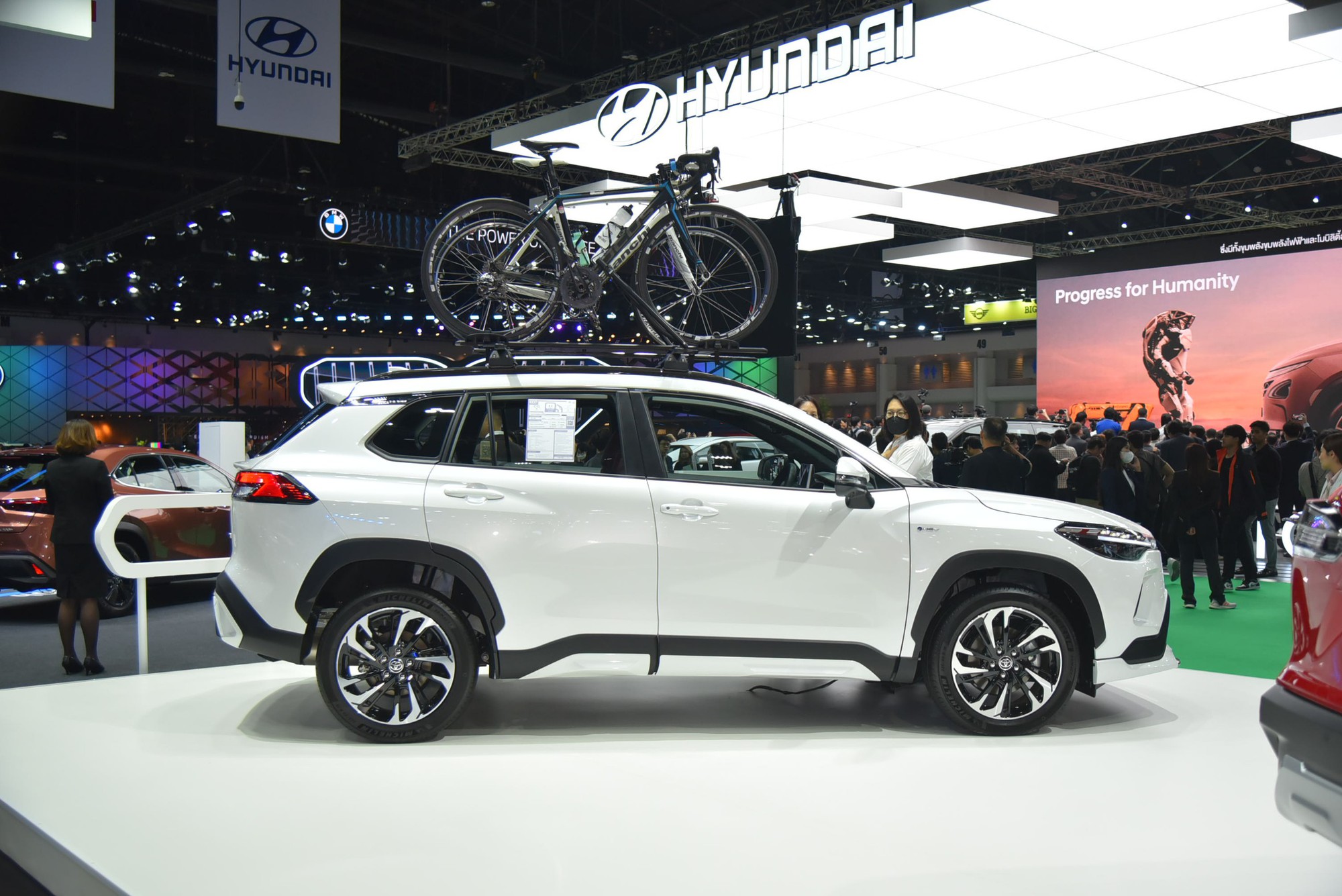 Ảnh thực tế Toyota Corolla Cross 2024: Thiết kế kiểu xe điện, thêm nhiều tiện nghi hiện đại, sắp về Việt Nam làm khó CX-30 - Ảnh 4