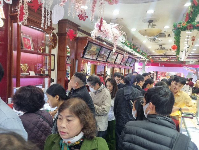 Giá vàng sốt xình xịch, nhiều nơi ‘cháy’ hàng, khách mua phải chờ gần tháng - Ảnh 1