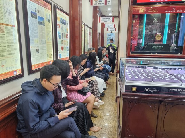 Giá vàng sốt xình xịch, nhiều nơi ‘cháy’ hàng, khách mua phải chờ gần tháng - Ảnh 6