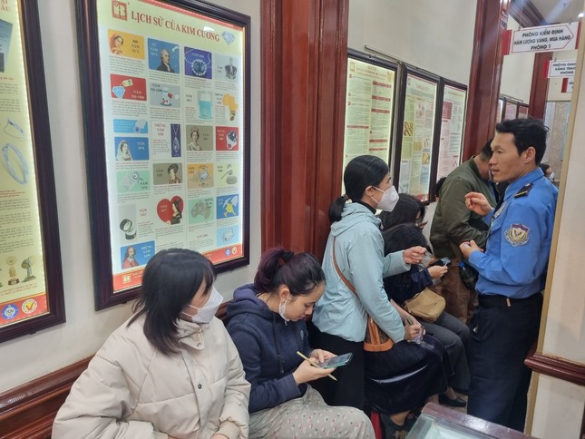 Giá vàng sốt xình xịch, nhiều nơi ‘cháy’ hàng, khách mua phải chờ gần tháng - Ảnh 2