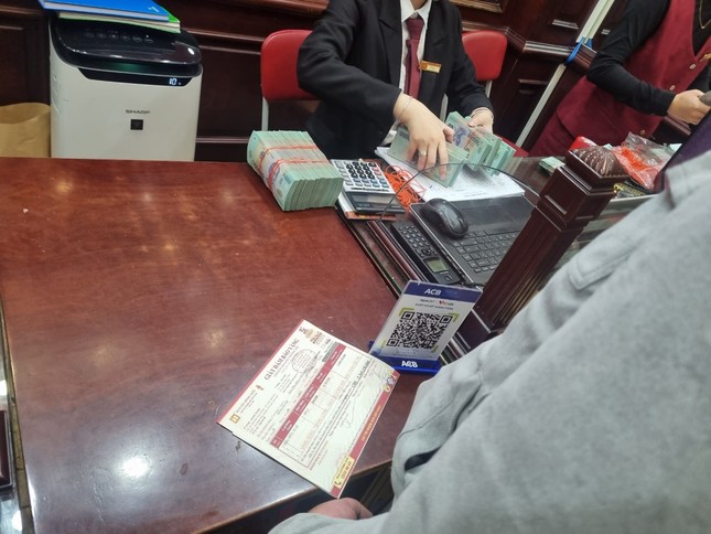 Giá vàng sốt xình xịch, nhiều nơi ‘cháy’ hàng, khách mua phải chờ gần tháng - Ảnh 5