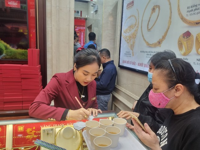 Giá vàng sốt xình xịch, nhiều nơi ‘cháy’ hàng, khách mua phải chờ gần tháng - Ảnh 4