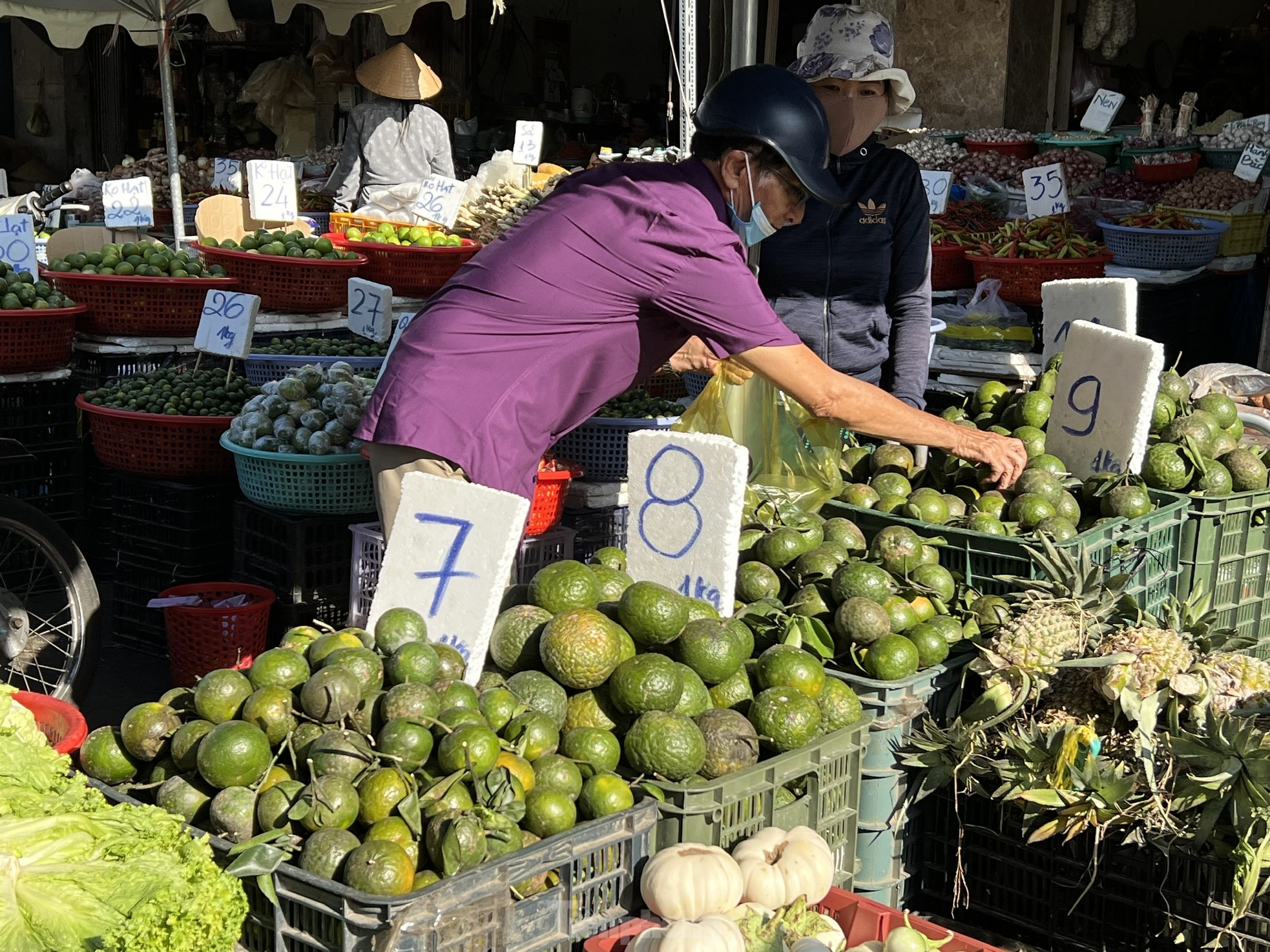 Trái cây rẻ không tưởng, cam sành chỉ 7.000 đồng/kg - Ảnh 1