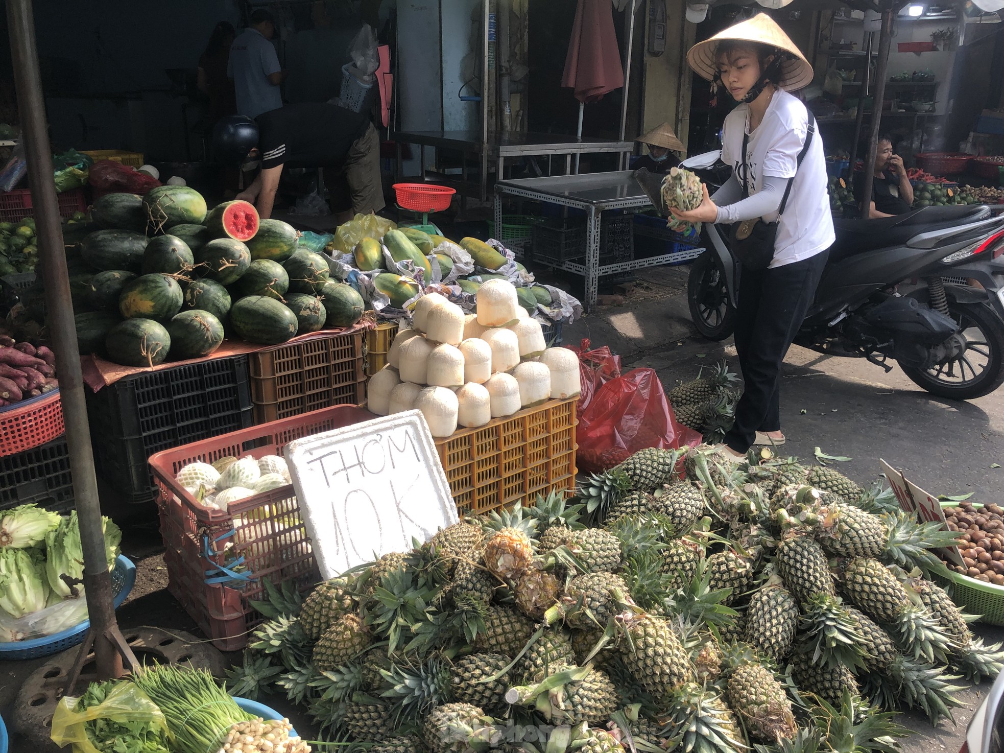 Trái cây rẻ không tưởng, cam sành chỉ 7.000 đồng/kg - Ảnh 3