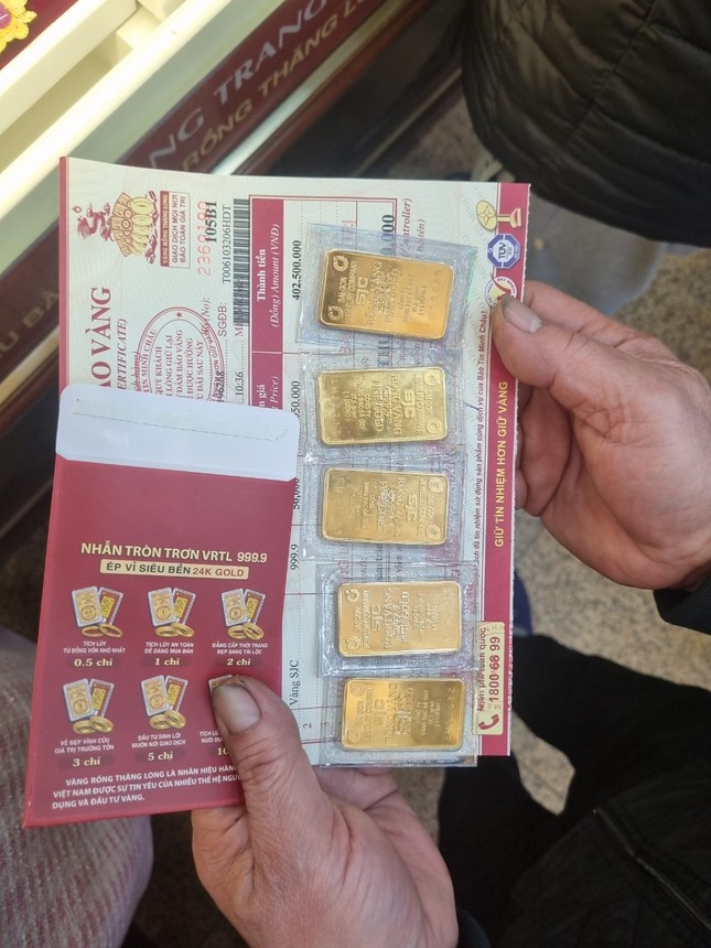 Giá tăng vù vù, dân đổ xô mua bán, nhà vàng phải phát phiếu - Ảnh 2