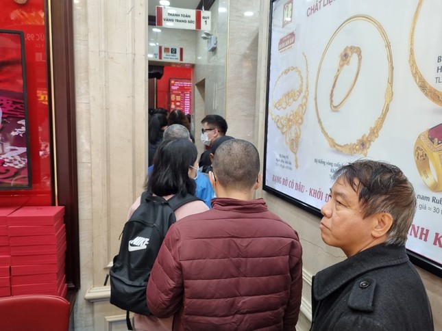 Giá tăng vù vù, dân đổ xô mua bán, nhà vàng phải phát phiếu - Ảnh 1