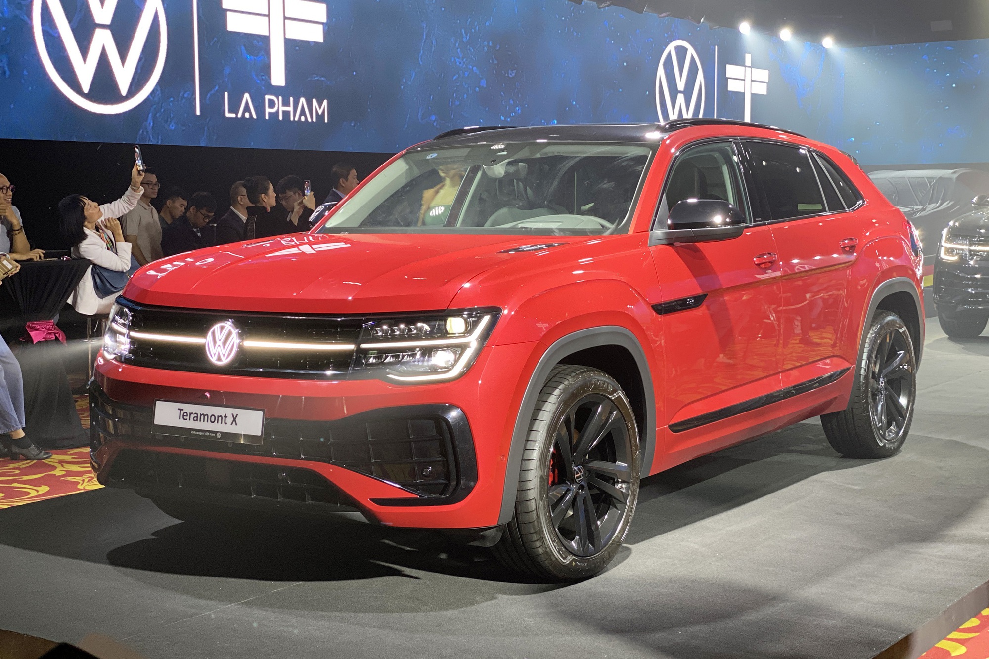 VW Teramont X ra mắt Việt Nam: Giá từ 1,998 tỷ, 2 phiên bản, nhiều công nghệ, đấu Explorer bằng giá rẻ hơn đúng 1 triệu đồng - Ảnh 1