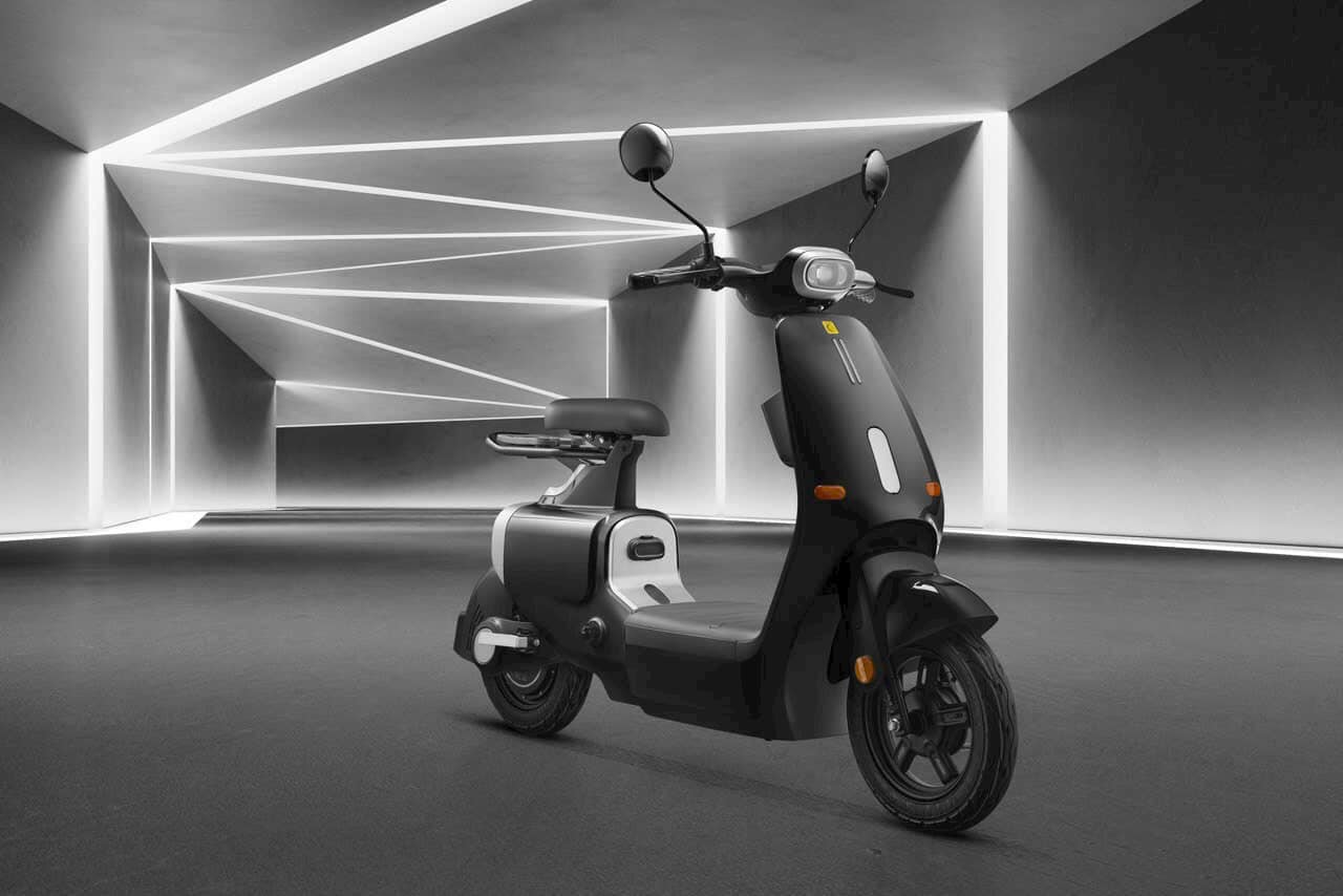 'Bơ đẹp' dàn siêu xe trăm tỷ, Cường Đô la lựa chọn mẫu xe này để cùng gia đình lượn phố cuối tuần: sạc 1 lần đi 100km, giá rẻ ngỡ ngàng - Ảnh 2