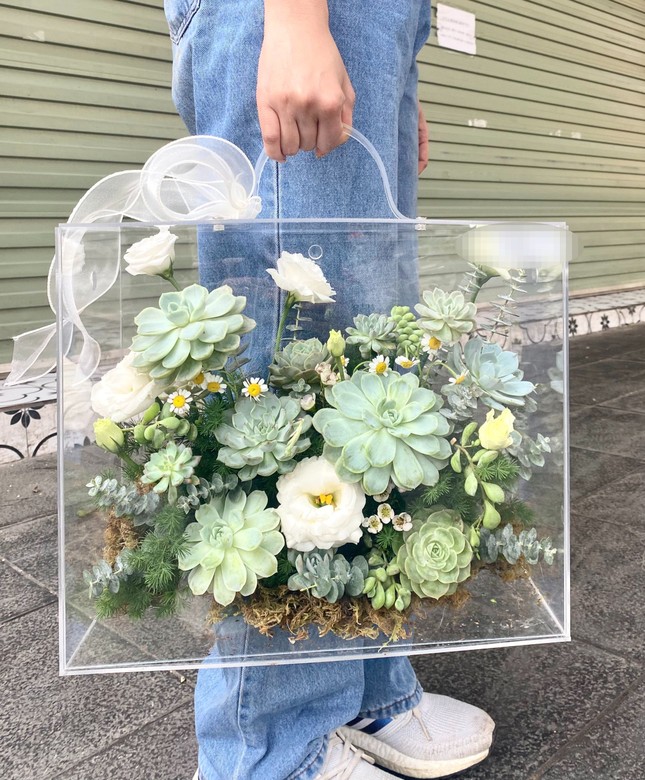 Hộp hoa mica mới lạ, giá hàng triệu dịp 8/3 - Ảnh 1