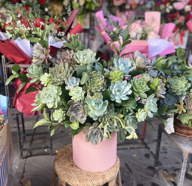 Hộp hoa mica mới lạ, giá hàng triệu dịp 8/3 - Ảnh 2