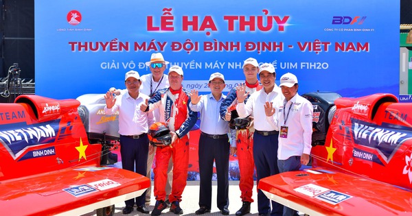 Bí thư, Chủ tịch Bình Định chứng kiến khoảnh khắc thuyền máy F1 "siêu đắt đỏ" lướt sóng đầm Thị Nại