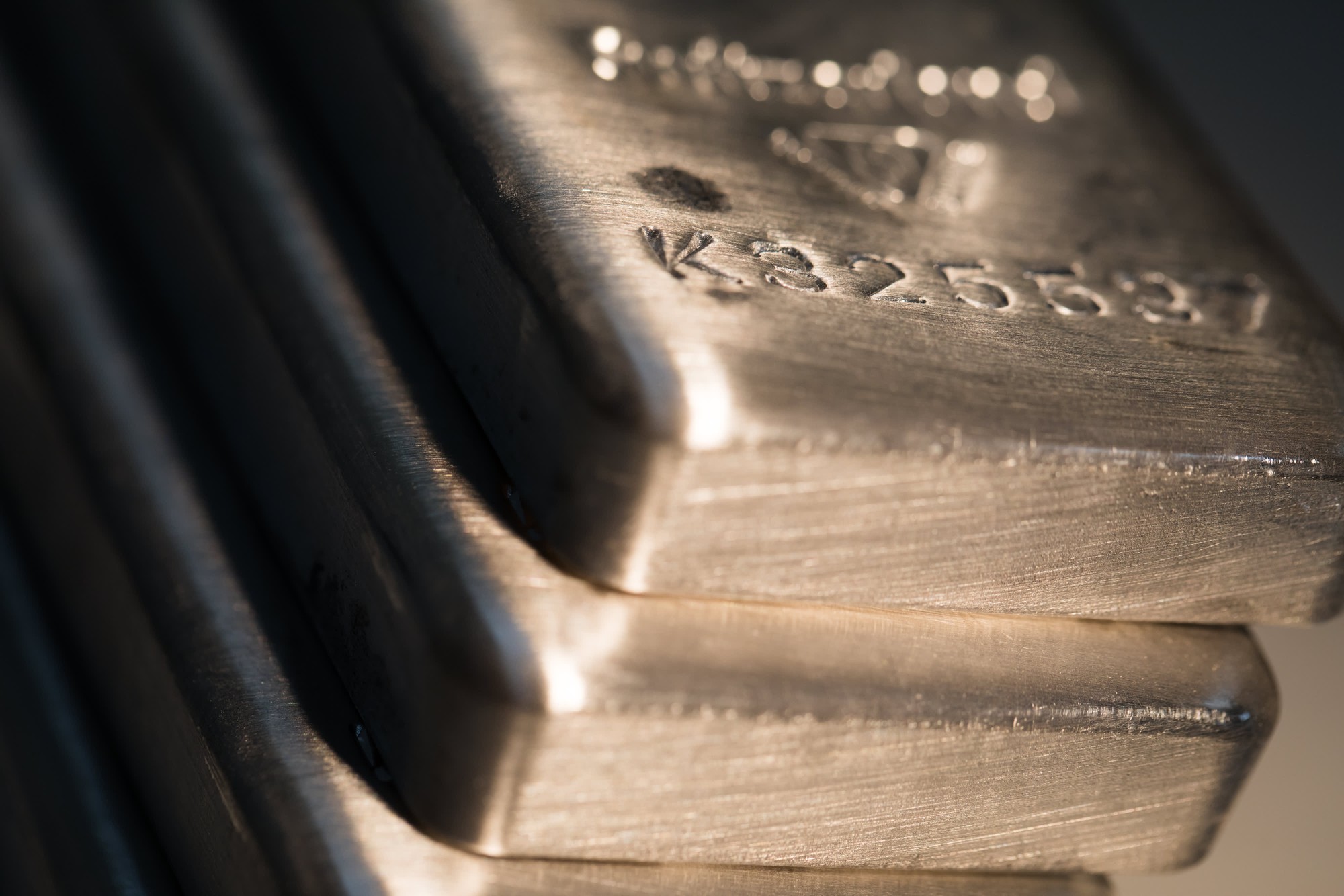 Theo chân giá vàng, 'người anh em họ' này cũng chứng kiến giá tăng dựng đứng, đạt đỉnh hơn 2 năm qua - Ảnh 2