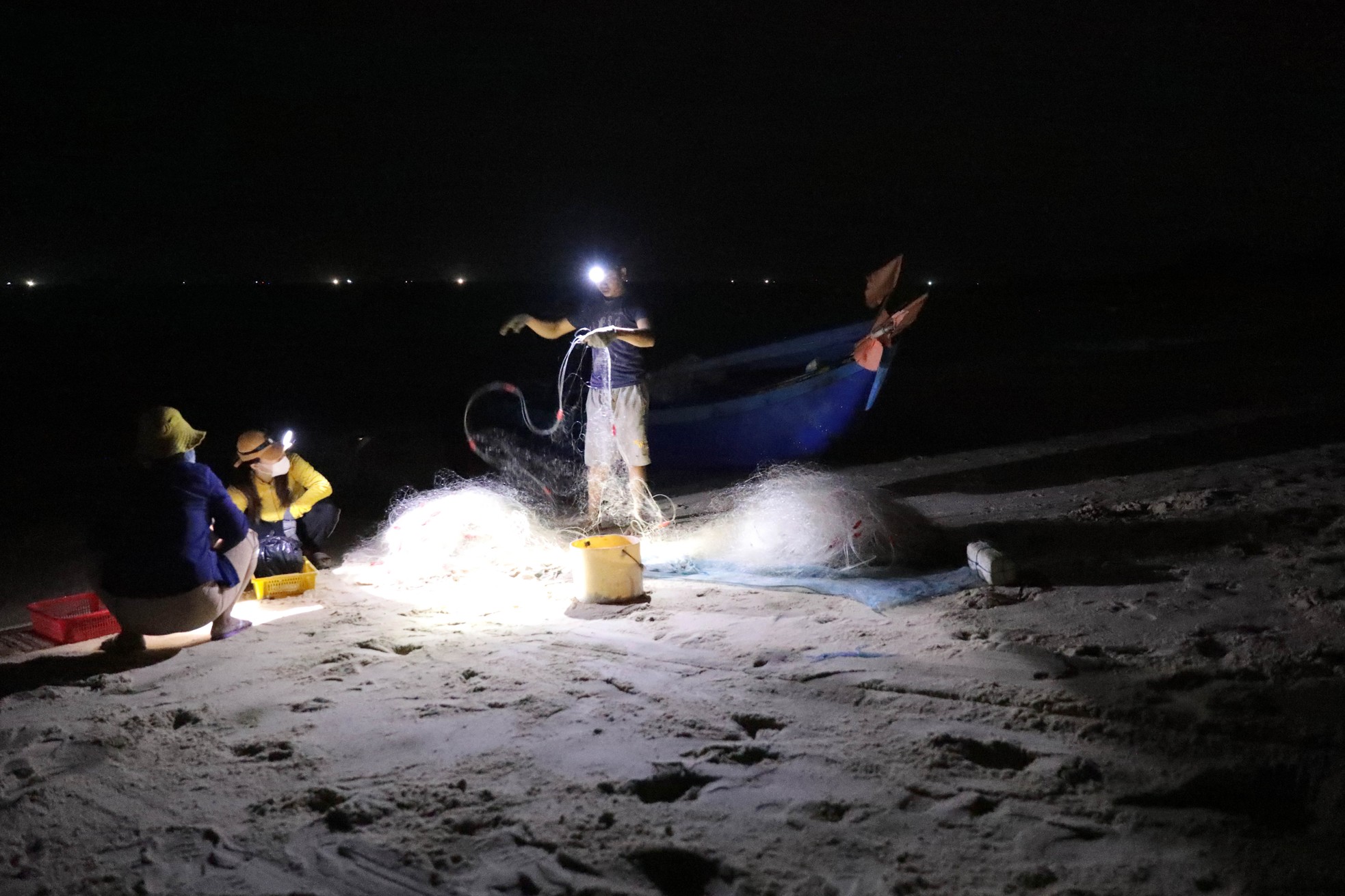 Độc lạ 'bến đèn pin' buôn bán hải sản sớm tinh mơ - Ảnh 1