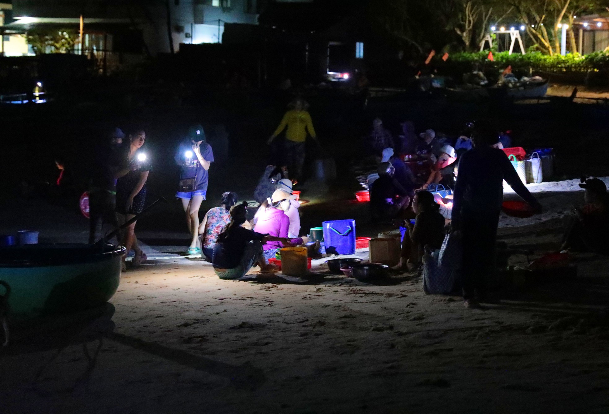 Độc lạ 'bến đèn pin' buôn bán hải sản sớm tinh mơ - Ảnh 11