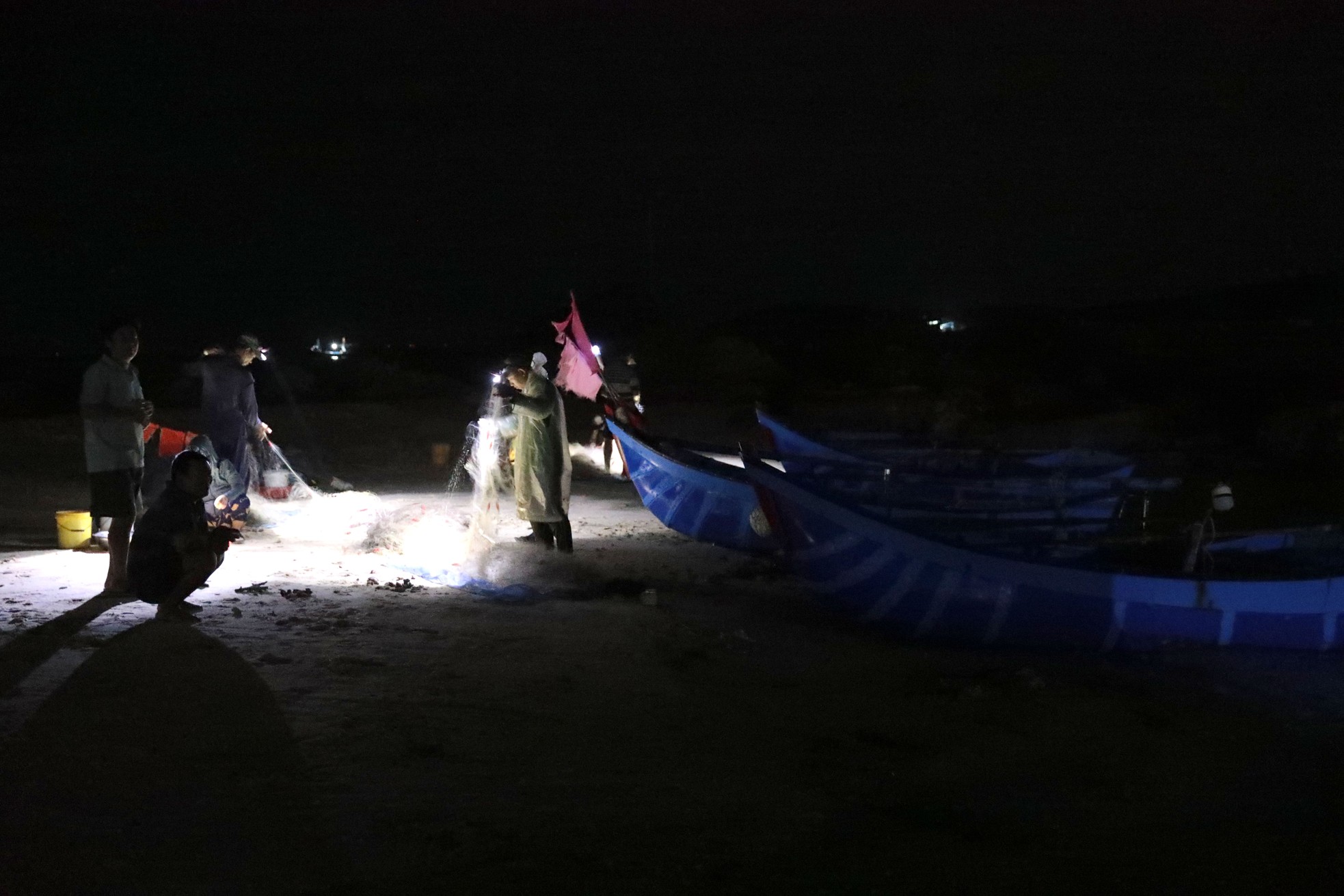 Độc lạ 'bến đèn pin' buôn bán hải sản sớm tinh mơ - Ảnh 10