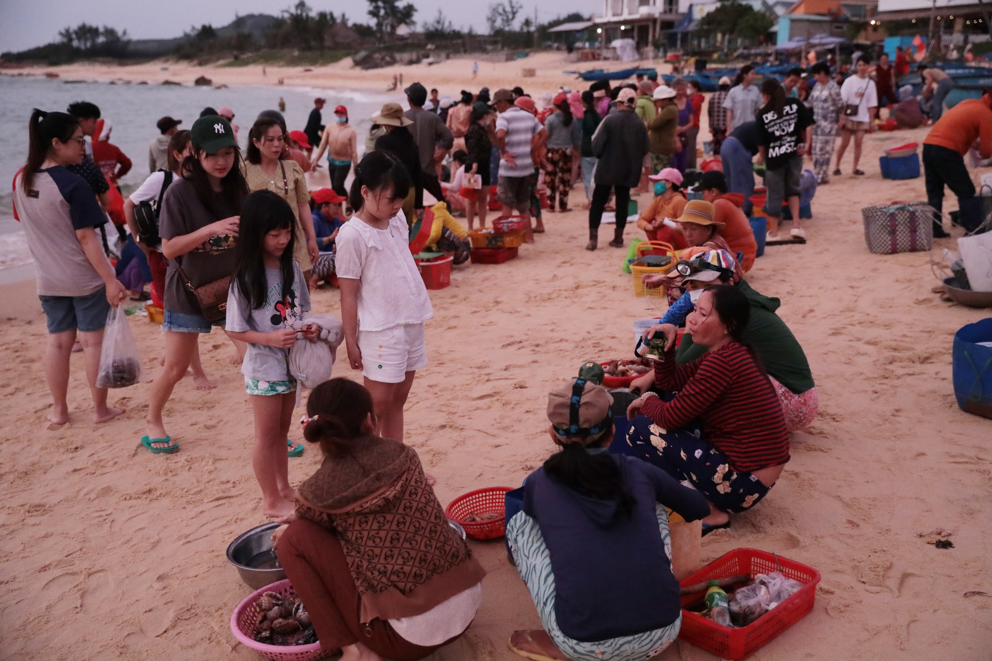 Độc lạ 'bến đèn pin' buôn bán hải sản sớm tinh mơ - Ảnh 13