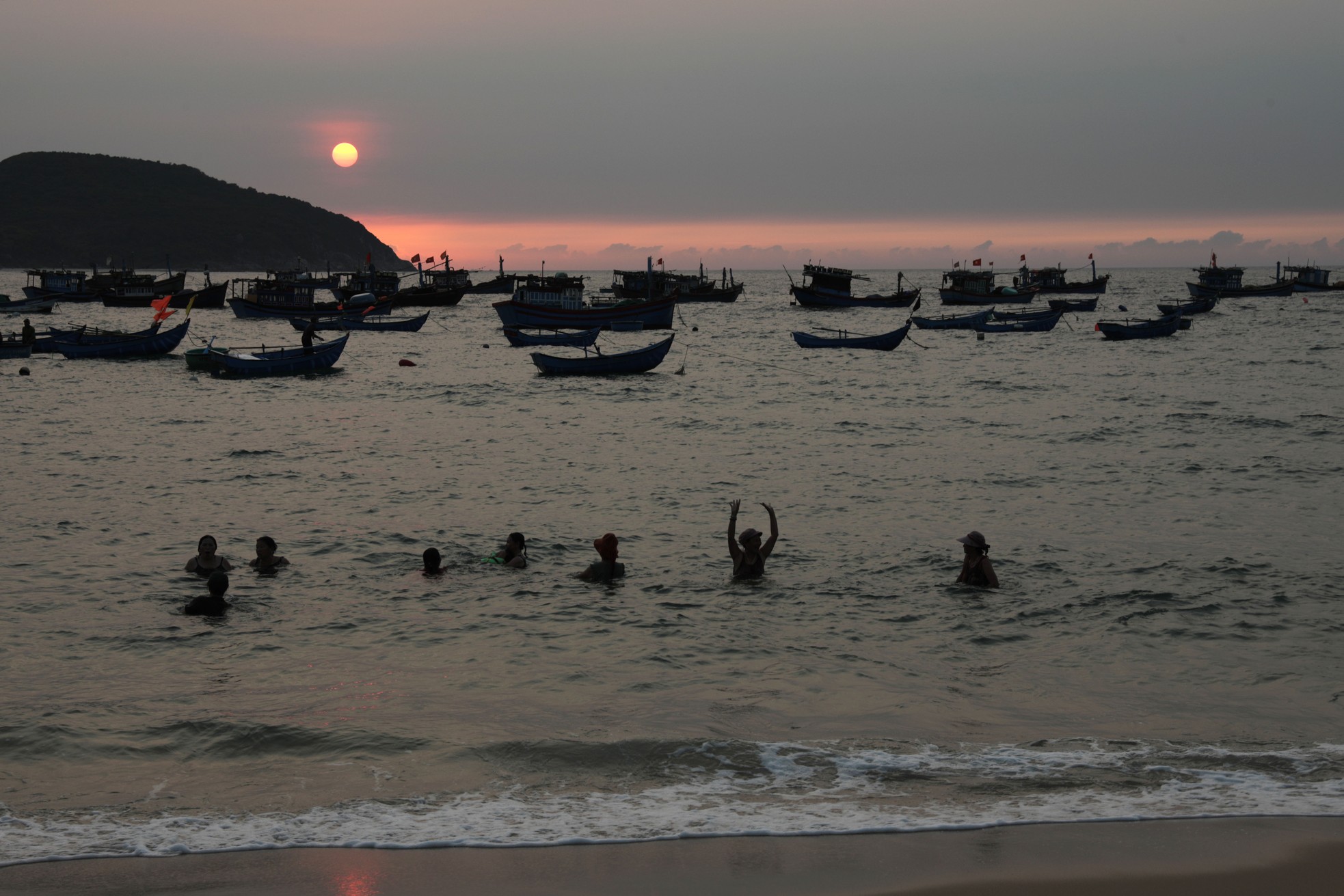 Độc lạ 'bến đèn pin' buôn bán hải sản sớm tinh mơ - Ảnh 14