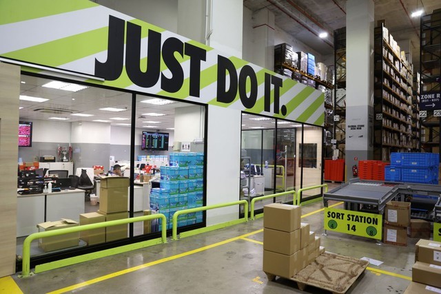 Nike 'mất gốc', lao đao trước On, Hoka: Bỏ bê mỏ vàng giày chạy bộ, mãi dựa vào quá khứ để sống, sa thải 1.600 người khiến nội bộ nhân viên bất mãn sâu sắc - Ảnh 2