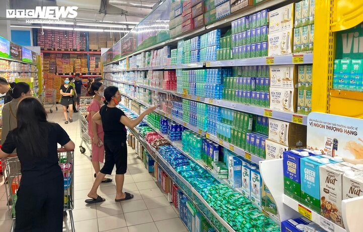 Siêu thị tích hàng, khuyến mại rầm rộ hút khách mua sắm dịp nghỉ lễ 30/4 - Ảnh 2