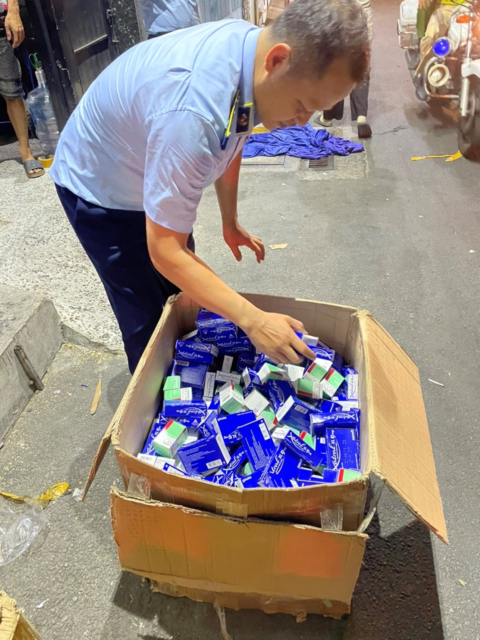 QLTT TP HCM tạm giữ gần 8.000 hộp tân dược "trôi nổi" tại một cửa hàng ở quận 10 - Ảnh 1