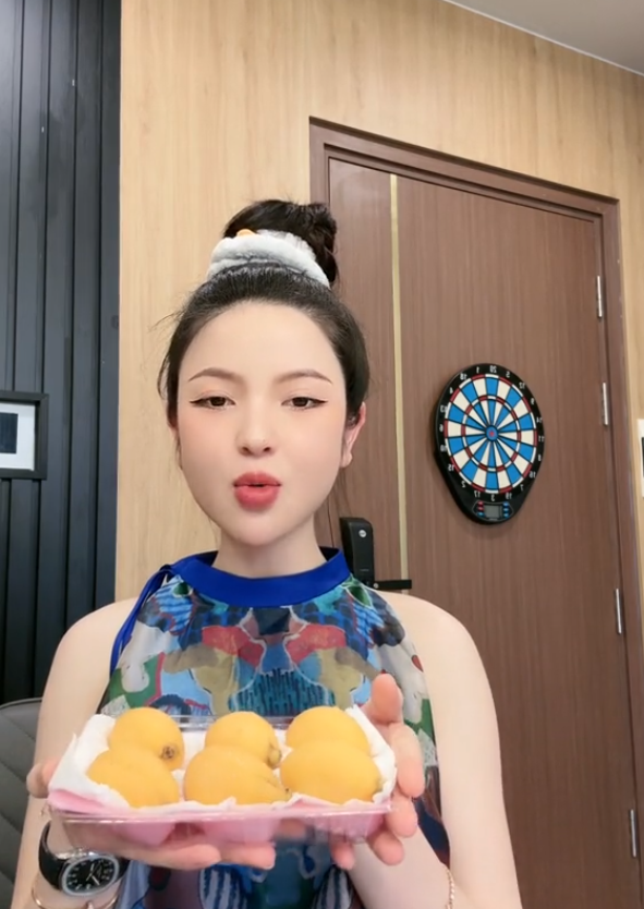 Loại quả dại mọc ven đường Nhật Bản, về Việt Nam thành "của hiếm", vợ Quang Hải mua nửa triệu/kg - Ảnh 1