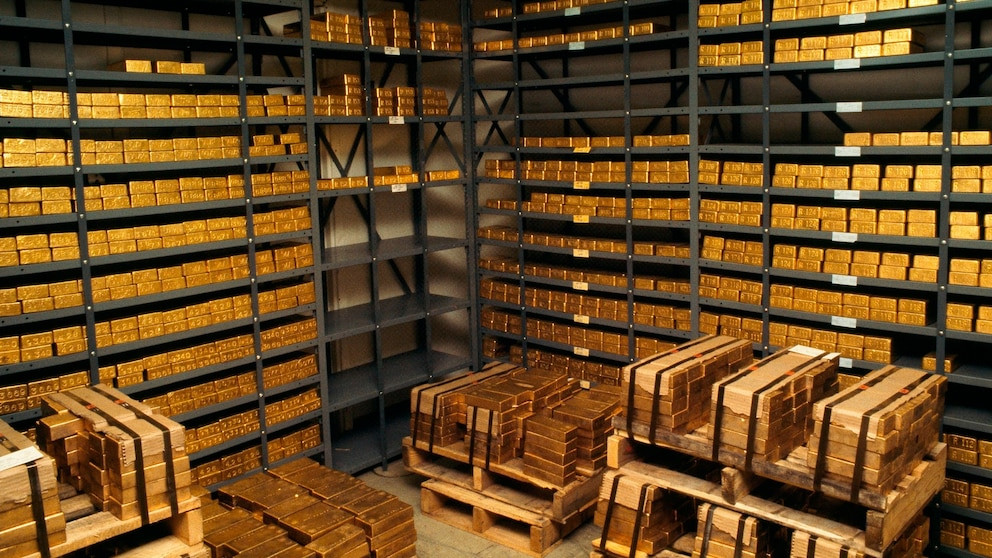 Giá vàng vượt mốc 2.400 USD, nhà đầu tư nên làm gì? - Ảnh 2