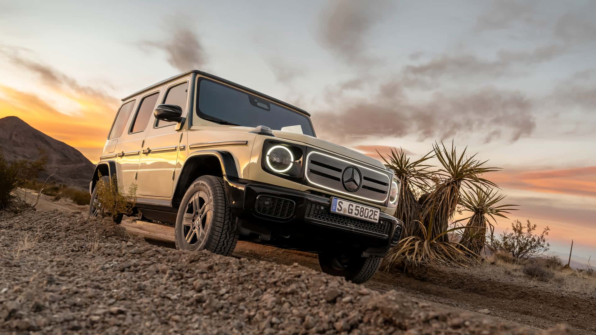 Mercedes-Benz G-Class thuần điện chính thức ra mắt: Thiết kế gần như bê nguyên bản thường, mạnh tới 579 mã lực, nhưng đây mới là con số ấn tượng nhất - Ảnh 1