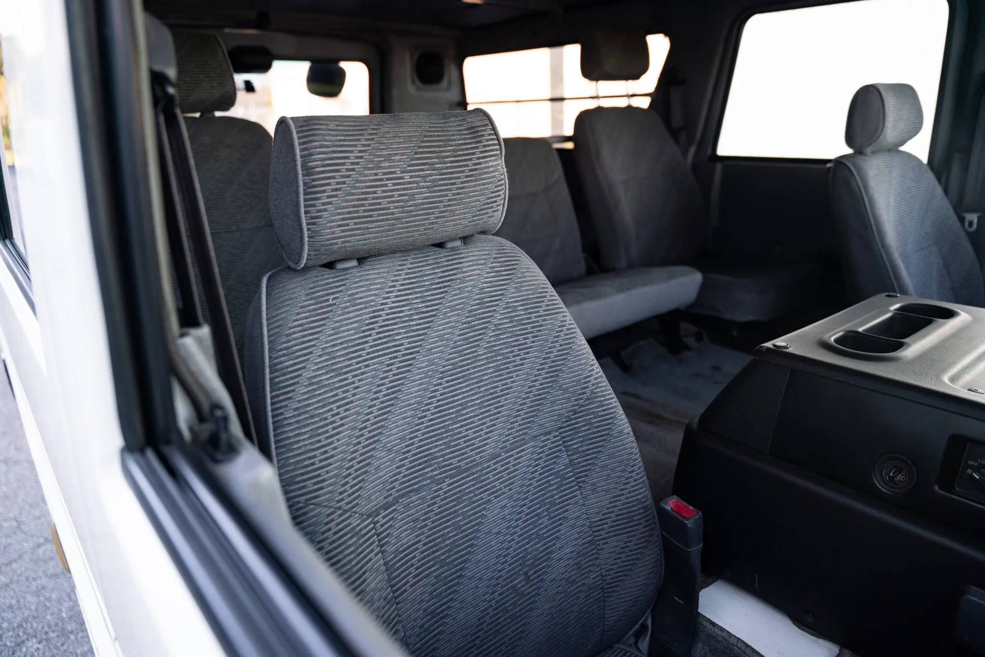 Xe Toyota không phải ai cũng biết: Trông như Hummer, ăn dầu như uống nước lã nhưng được săn lùng gắt gao - Ảnh 9