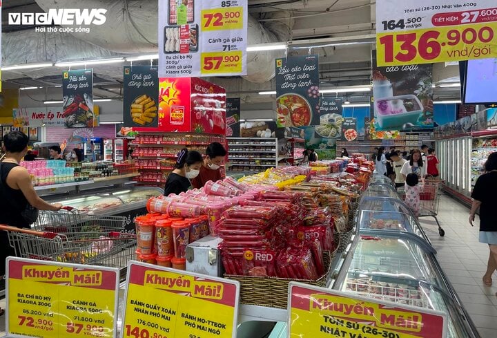 Siêu thị tích hàng, khuyến mại rầm rộ hút khách mua sắm dịp nghỉ lễ 30/4 - Ảnh 5