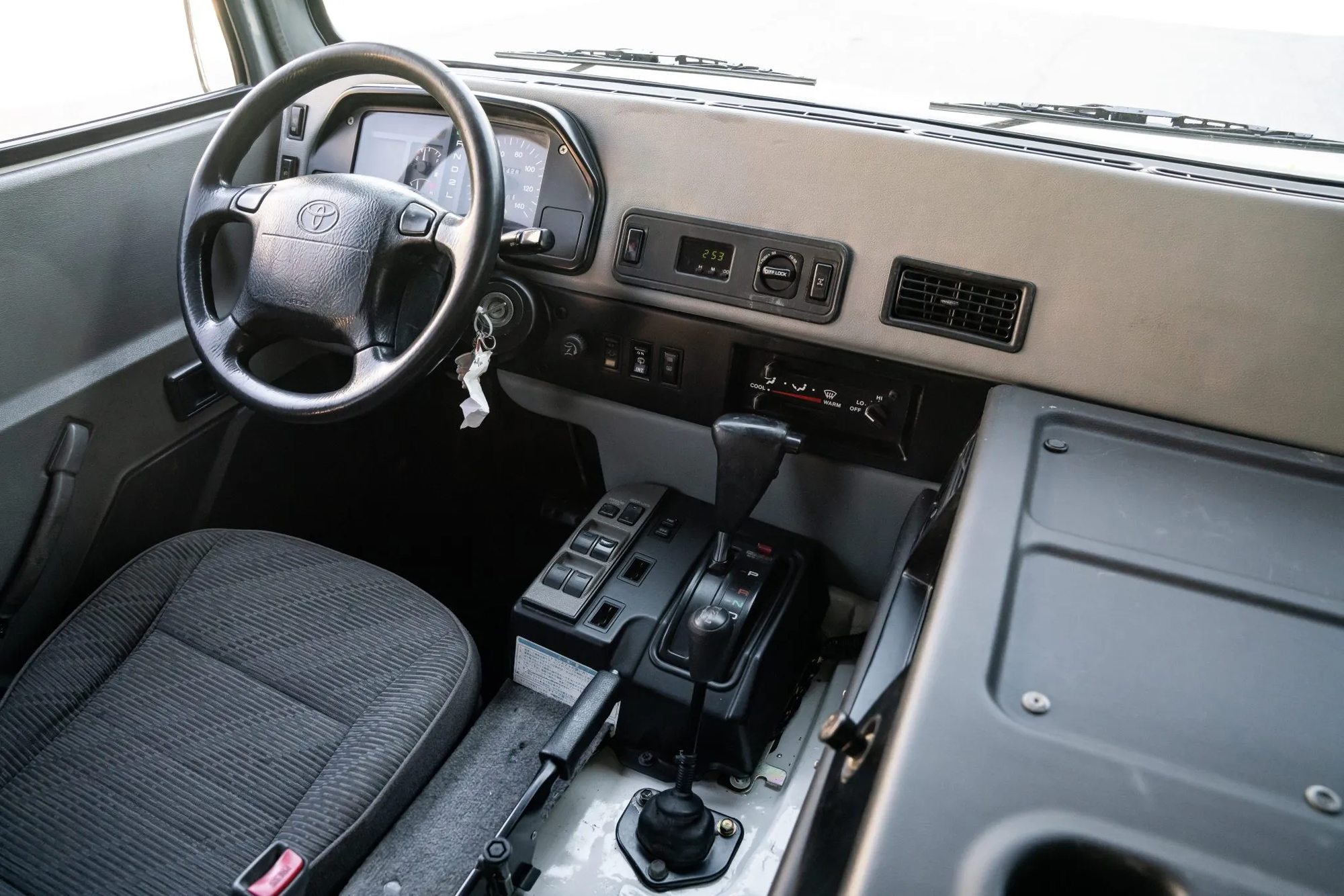 Xe Toyota không phải ai cũng biết: Trông như Hummer, ăn dầu như uống nước lã nhưng được săn lùng gắt gao - Ảnh 8