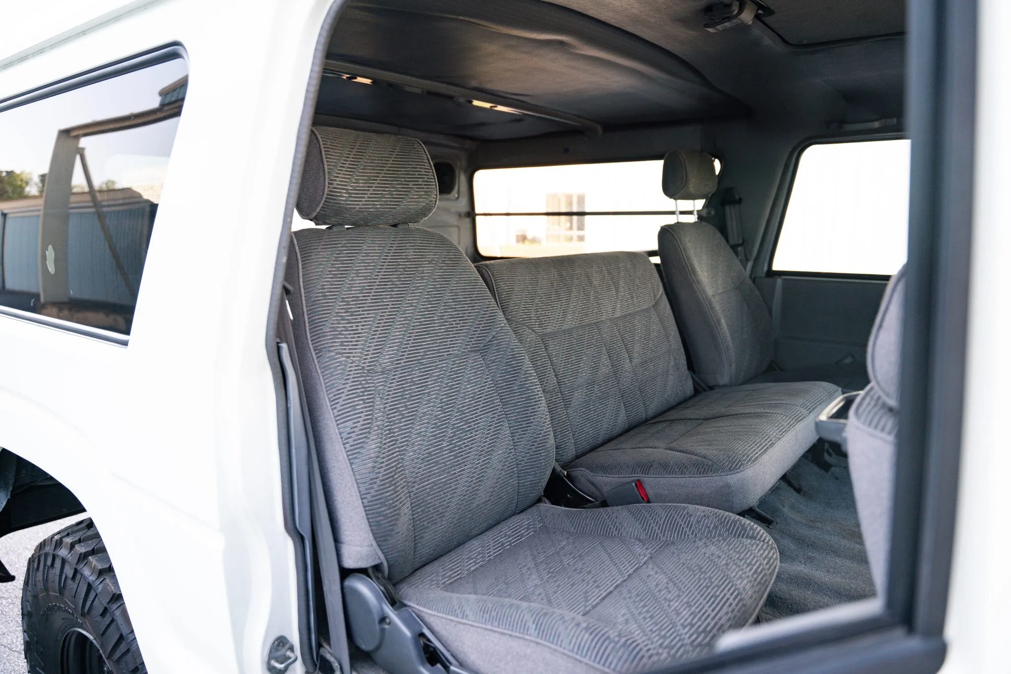 Xe Toyota không phải ai cũng biết: Trông như Hummer, ăn dầu như uống nước lã nhưng được săn lùng gắt gao - Ảnh 11