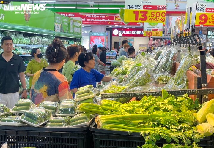 Siêu thị tích hàng, khuyến mại rầm rộ hút khách mua sắm dịp nghỉ lễ 30/4 - Ảnh 3